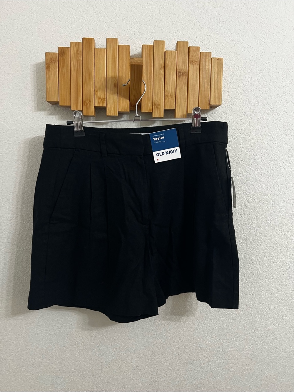 Old Navy Black Women’s Pleat-Front Flat-Front Shorts